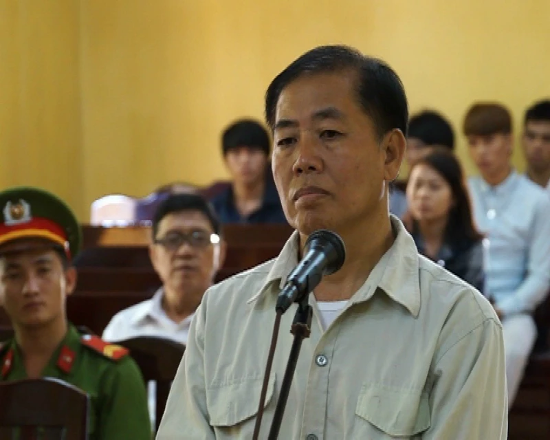 Một cán bộ yêu cầu hai trẻ làm chuyện vợ chồng cho mình xem rồi giao cấu với bé gái ảnh 1